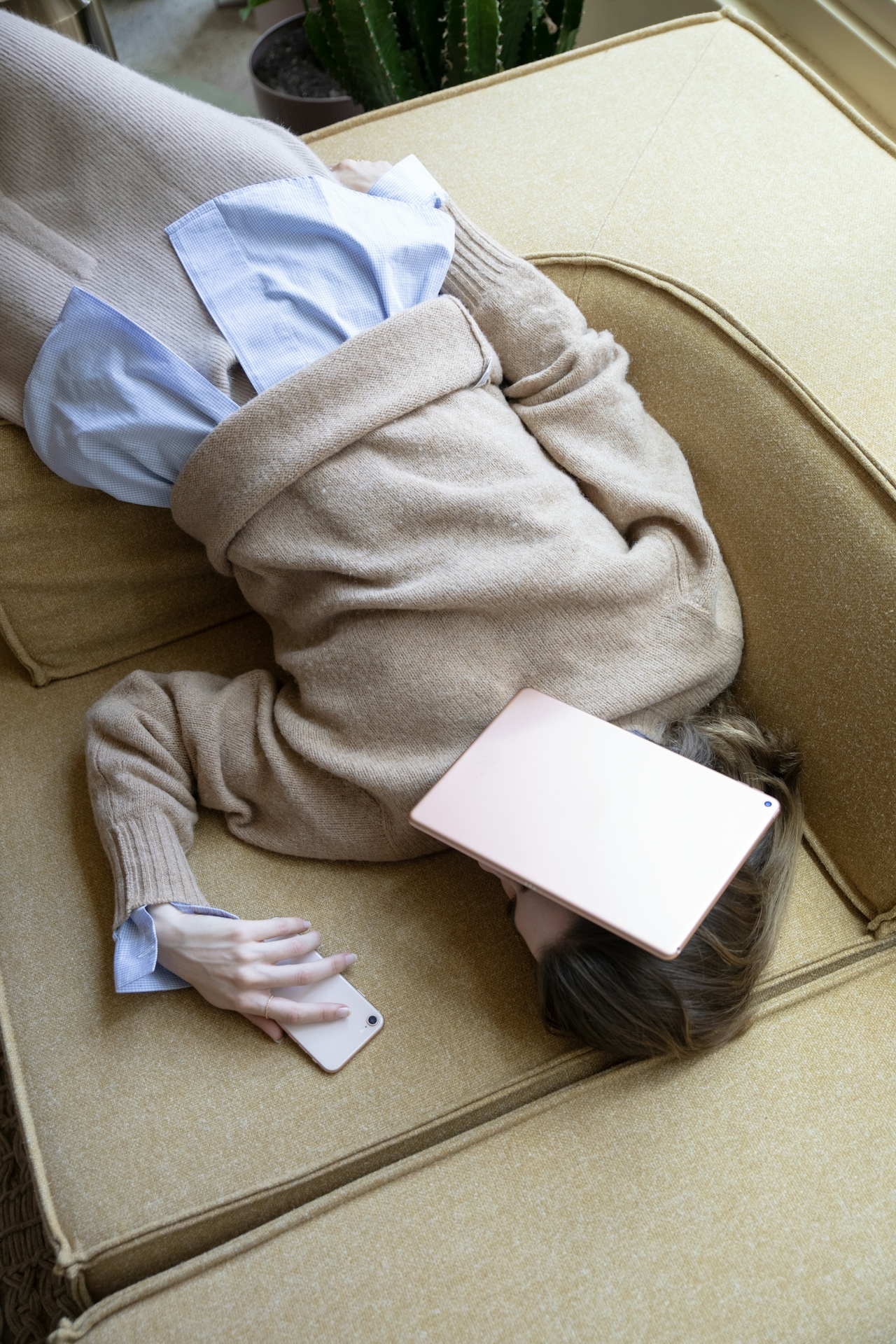 Business owner feeling overwhelmed by digital marketing options like AI tools, social media, and online advertising.